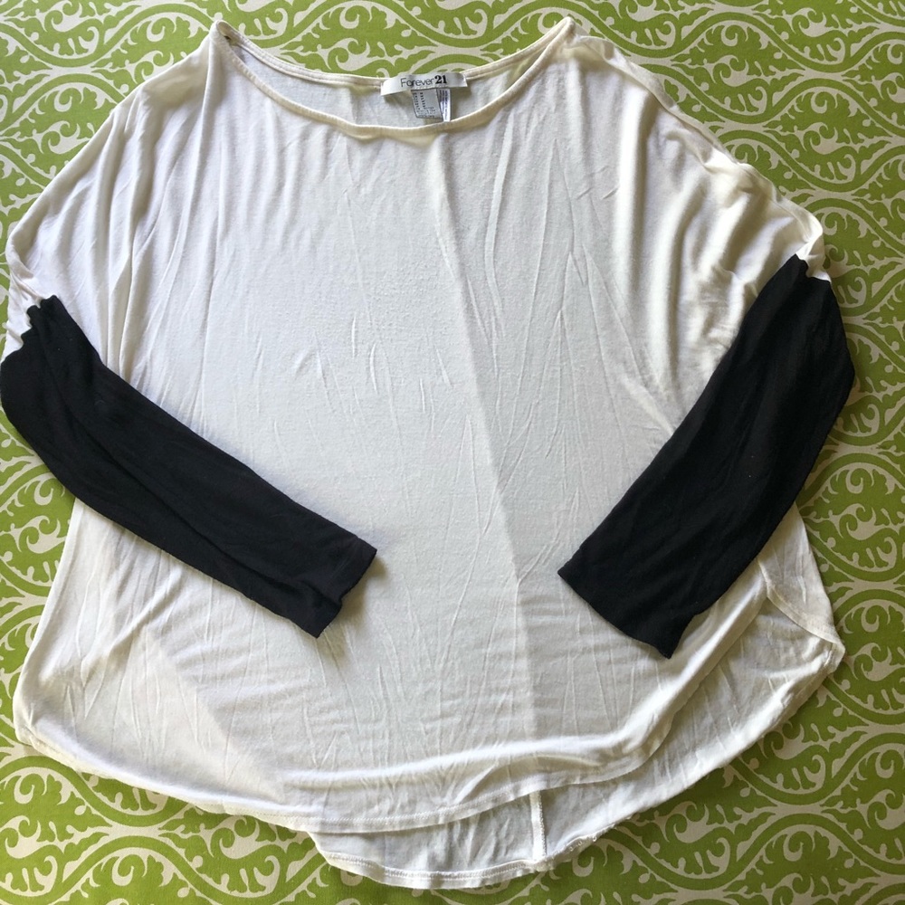 Cute Flowy White Top 👀